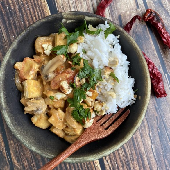 Krēmīgais tofu zemesriekstu mērcē