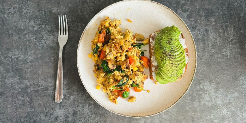 Tofu scramble brokastu ēdiens