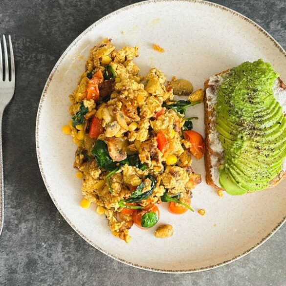 Tofu scramble brokastu ēdiens